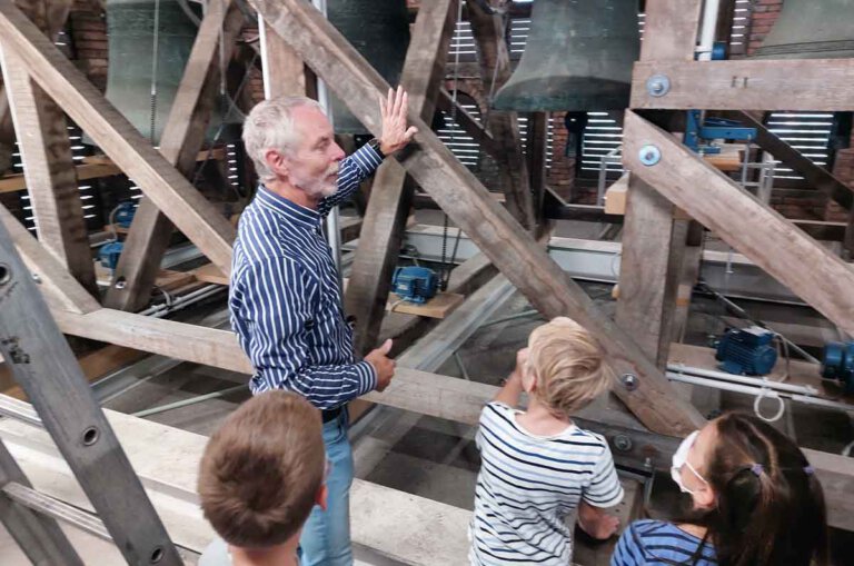 Beim Tag der offenen Tür nahm Günter Schlicker von der Gemeinde St. Konrad Groß und Klein mit in den Glockenturm. Foto: Wagner