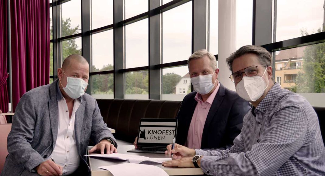 Auf dem Foto (von links) sind zu sehen: Max Biela (Cineworld Lünen), Meinolf Thies (Cineworld-Betreiber), Bürgermeister Jürgen Kleine-Frauns und Max Püschel (Pro Lünen) trafen sich, um die Verträge zu unterzeichnen. Foto: Stadt Lünen