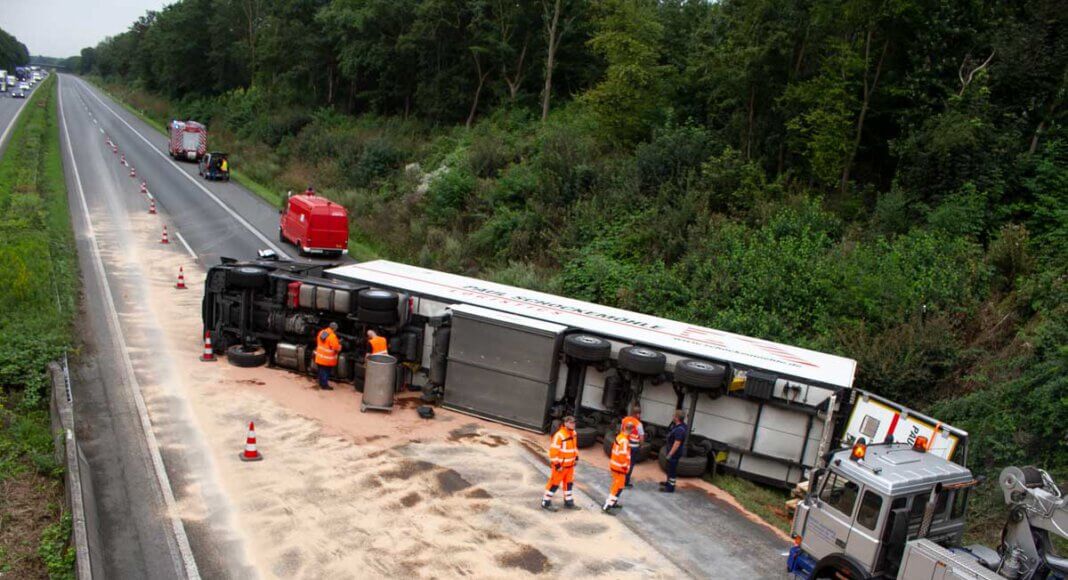 Ein schwerer Lkw-Unfall ereignete sich am Dienstagvormittag auf der A1 zwischen Ascheberg und Werne. Foto: Isabel Schütte