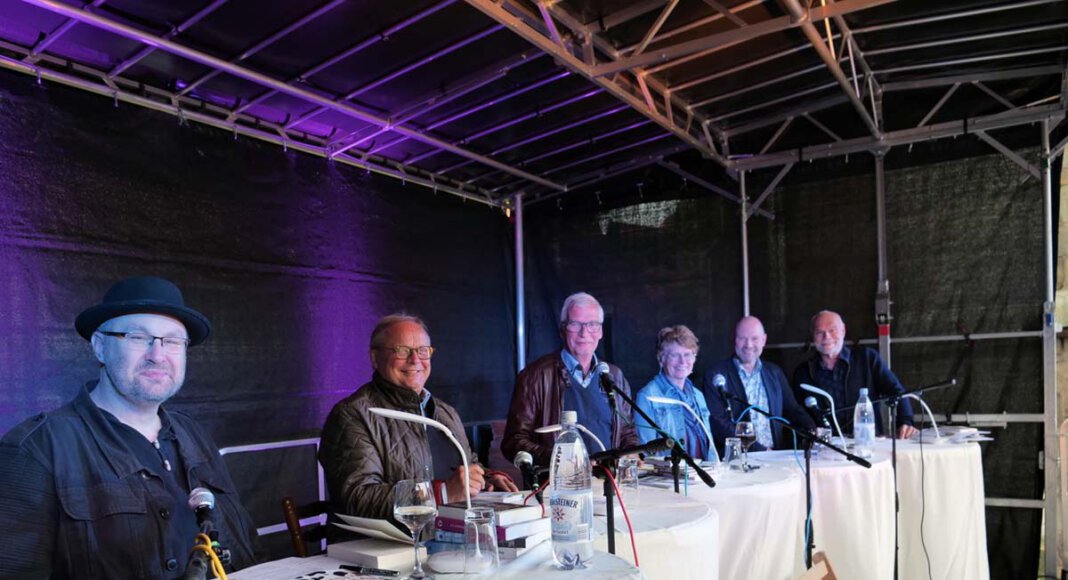 Stritten gewohnt amüsant über diverse Neuerscheinungen: Verleger Magnus See, Pfarrer Hartmut Marks, Moderator Dieter Vatheuer, Kabarettistin Liane Jäger, Buchhändler Hubertus Waterhues und Schauspieler Ludger Burmann. Foto: Anke Schwarze