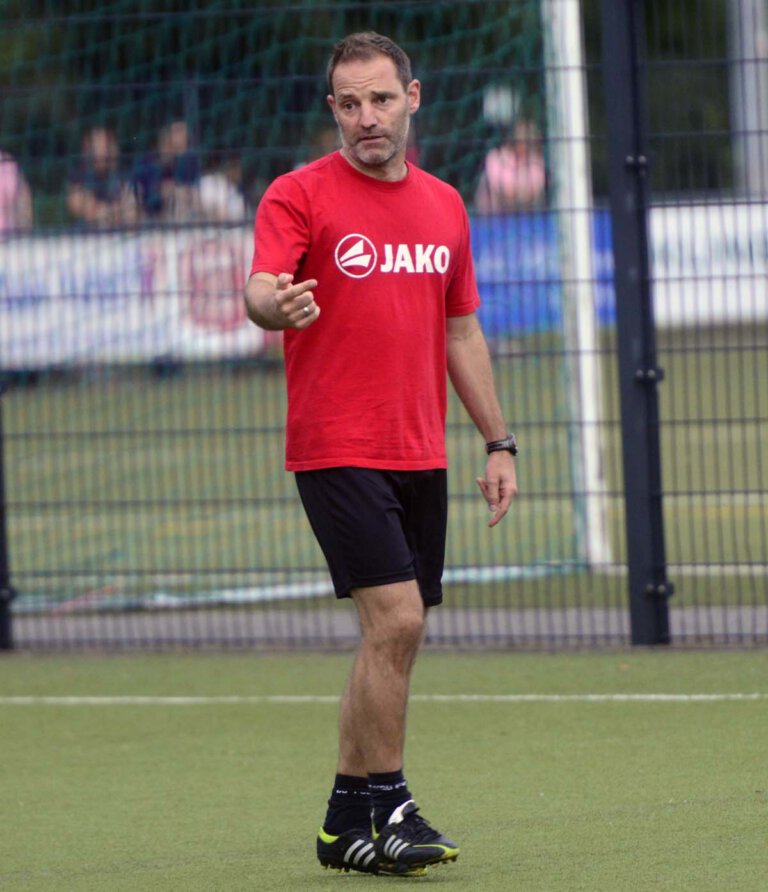 WSC-Trainer Lars Müller (45) ist mit dem Verlauf der Saisonvorbereitung nicht zufrieden, vertraut aber seinem Team, zum Start topfit zu sein. Foto: Jörg Stengl