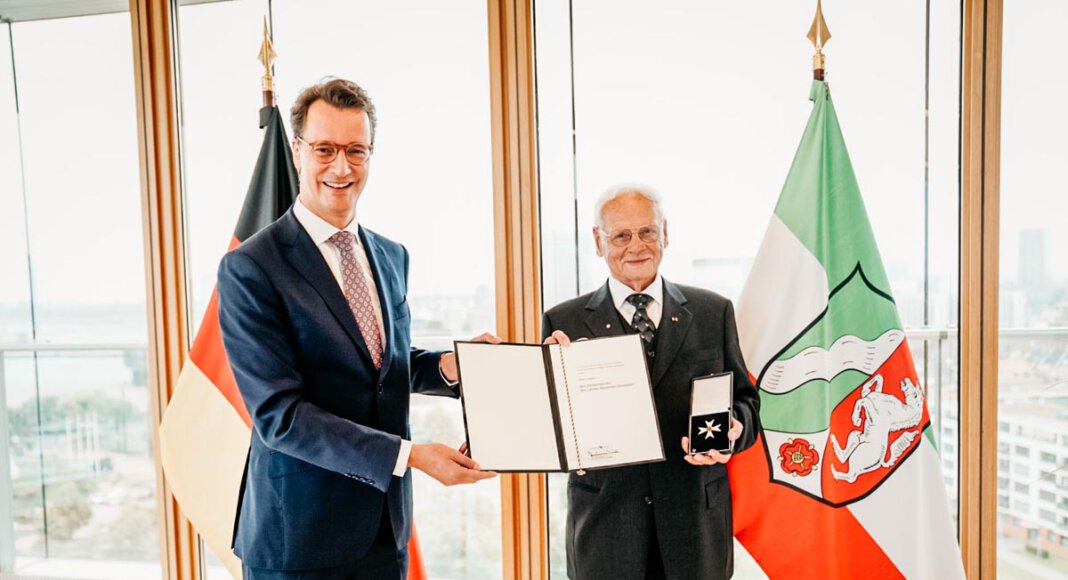 Minister Hendrik Wüst überreicht den Landesverdienstorden an Wilhelm Nägeler aus Nordkirchen. Foto: Land NRW