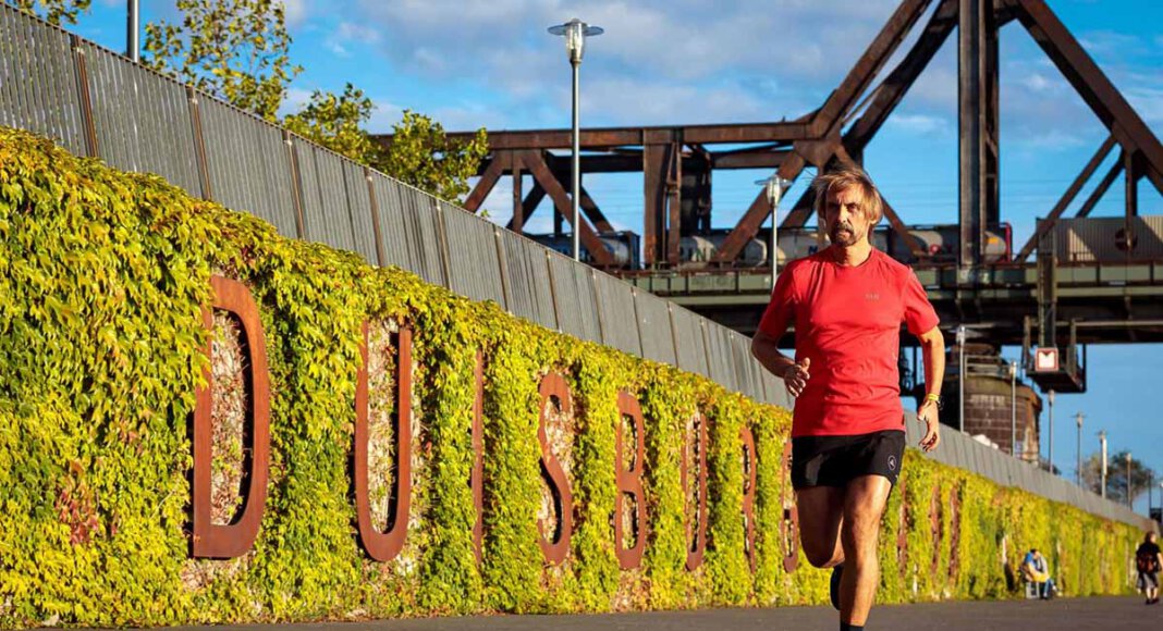 Der in Werne geborene Marathon-Pater Tobias engagiert sich auch für die Flutopfer und schnürte wieder seine Laufschuhe. Foto: Projekt LebensWert/Daniel Elke