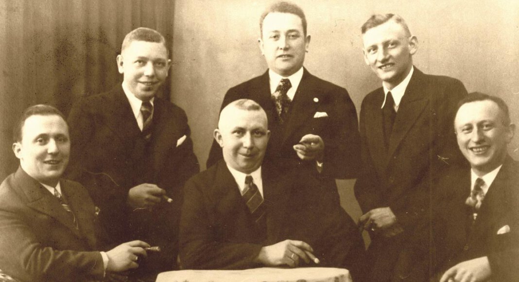 Mitglieder des Rauchclubs „Blaue Wolke“ e.V. um 1938 mit (von links) Uhrmachermeister Josef Kortländer, Schneidermeister Bernhard Meinke, Schuhmachermeister Josef Grund-Günnewig, Polsterer und Sattler Franz Lindenkamp, Schneidermeister Heinrich „Heini“ Südfeld und Fleischermeister Josef „Töppken“ Angelkort – allesamt mit dampfender Zigarre. Foto: Archiv Sim-Jü Verlag/Rainer Schulz