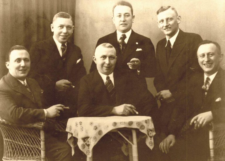 Mitglieder des Rauchclubs „Blaue Wolke“ e.V. um 1938 mit (von links) Uhrmachermeister Josef Kortländer, Schneidermeister Bernhard Meinke, Schuhmachermeister Josef Grund-Günnewig, Polsterer und Sattler Franz Lindenkamp, Schneidermeister Heinrich „Heini“ Südfeld und Fleischermeister Josef „Töppken“ Angelkort – allesamt mit dampfender Zigarre. Foto: Archiv Sim-Jü Verlag/Rainer Schulz