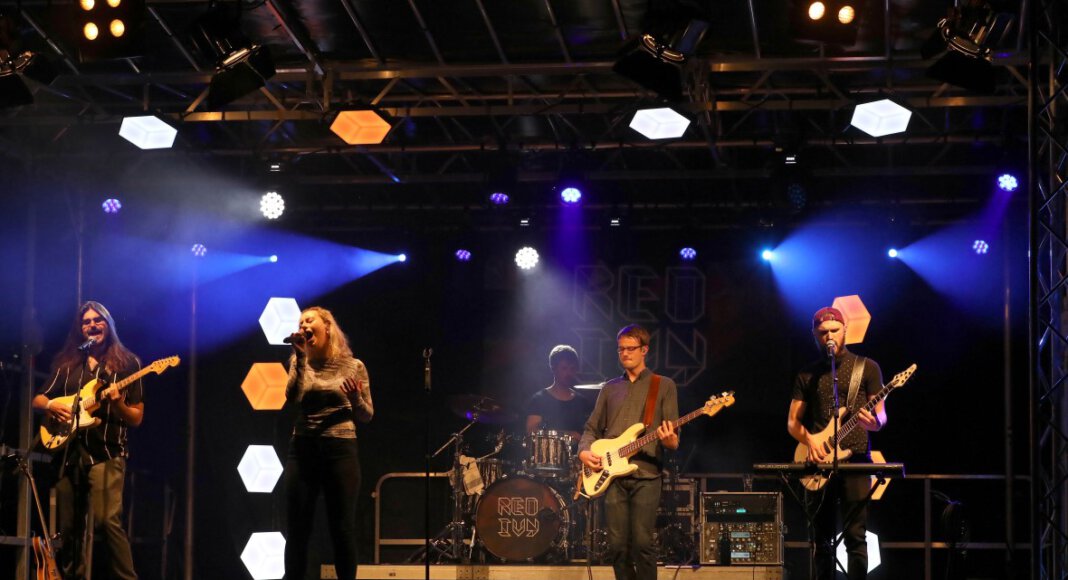 Jean-Michel Kellermann, Hannah Wetter, Benedikt Schulz, Tobias Schroer und Felix Möller alias „Red Ivy“ spielten 2021 schon auf der Freilichtbühne. Foto: Volkmer