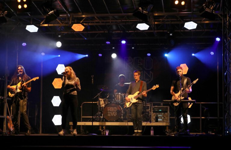 Jean-Michel Kellermann, Hannah Wetter, Benedikt Schulz, Tobias Schroer und Felix Möller alias „Red Ivy“ spielten 2021 schon auf der Freilichtbühne. Foto: Volkmer