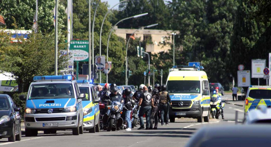 Für Aufsehen sorgte ein Motorradkorso aus Hamm, der am Samstag auch auf Werner Stadtgebiet unterwegs war - begleitet von einem großen Polizeiaufgebot. Foto: Wagner