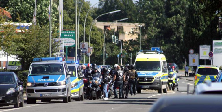 Für Aufsehen sorgte ein Motorradkorso aus Hamm, der am Samstag auch auf Werner Stadtgebiet unterwegs war - begleitet von einem großen Polizeiaufgebot. Foto: Wagner