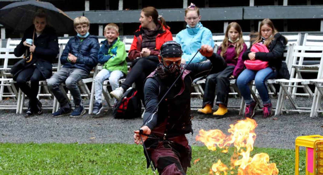 Bei Feuer-Ninja Chris Blaze aus Australien dauerte es nicht lange, bis der Funken der Begeisterung auf das Publikum der Straßenkunst 2021 überschwappte. Foto: Volkmer