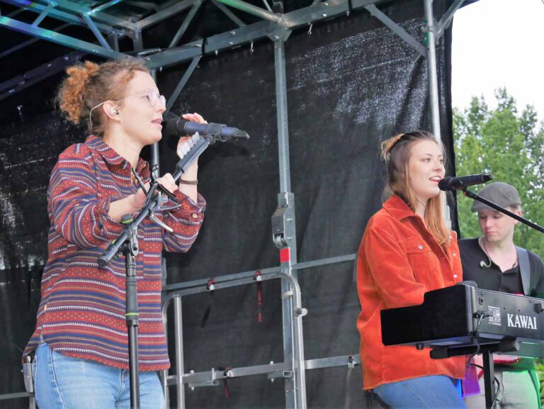 Eva Kempa (von links), Celina Hötger, Marvin Kübber und ihre Bandkollegen von Threepwood `N Strings sorgten für einen tollen Konzertabend im FlözK. Foto: Gaby Brüggemann