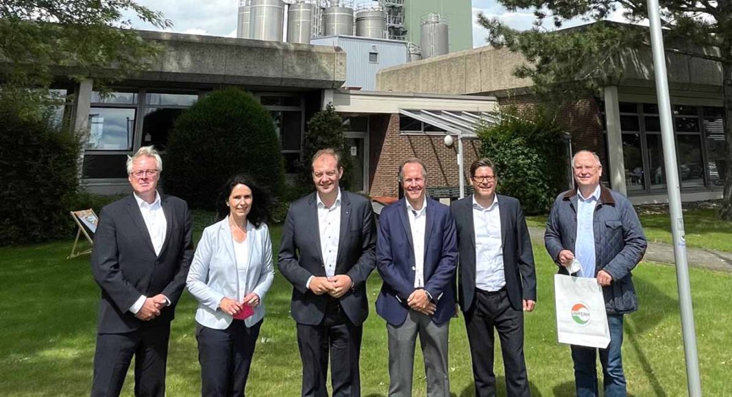 Geschäftsführer der UNILOG GmbH Michael Hoppe (von links), Parlamentarische Staatssekretärin Elisabeth Winkelmeier-Becker MdB, CDU-Bundestagskandidat Arnd Hilwig, Geschäftsführer der UNIFERM GmbH & Co.KG, Jan Moormann, Kreisvorsitzender der CDU Unna, Marco Morten Pufke, und der Vorsitzende des CDU-Stadtverbands Werne, Wilhelm Jasperneite. Foto: CDU