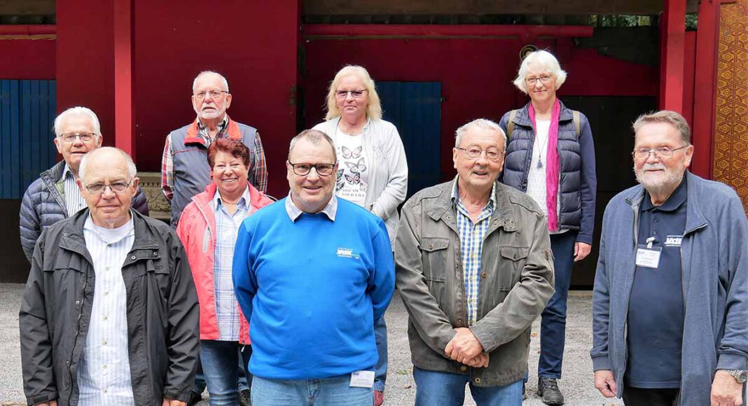 Langjährige Mitglieder im VdK sind (von links): Karl-Heinz Adolph, Wilhelm Brod (25 Jahre), Ursula Rommel, Heinrich Havers, Uwe Wittenberg, Christel Giesen, Peter Bährendt und Cornelia Knorr (alle 10 Jahre). Es gratuliert Vorsitzender Kurt Wörmann (rechts). Foto: Gaby Brüggemann
