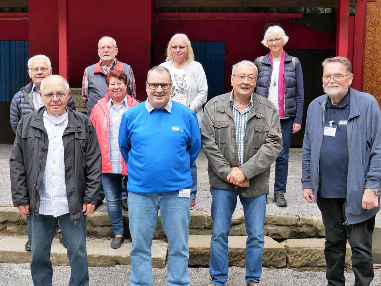 Langjährige Mitglieder im VdK sind (von links): Karl-Heinz Adolph, Wilhelm Brod (25 Jahre), Ursula Rommel, Heinrich Havers, Uwe Wittenberg, Christel Giesen, Peter Bährendt und Cornelia Knorr (alle 10 Jahre). Es gratuliert Vorsitzender Kurt Wörmann (rechts). Foto: Gaby Brüggemann