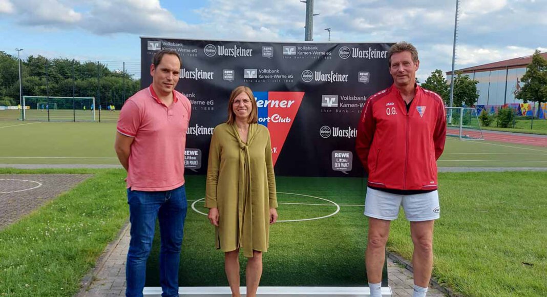 Mit einer Feier bei Grillwürstchen, Getränken und Musik im Sportzentrum Lindert will sich der Vorstand des Werner Sport-Clubs am 21. August für die Treue zum Verein bedanken: (v.l.) Geschäftsführer Stefan Möller, Kassiererin Beate Schmidt und Vorsitzender Oliver Grewe. Foto: Stengl