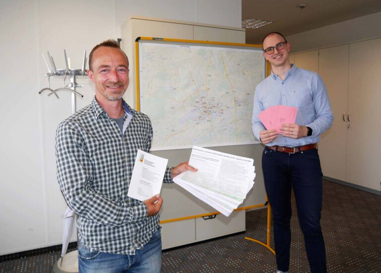 Im Stadthaus sind die Vorbereitungen für die Bundestagswahl angelaufen. Neben der Organisation des Wahltags am 26. September haben Sven Henning (links) und Marcel Röschmann aktuell auch die Unterschriftenlisten des Bürgerbegehrens gegen das Industriegebiet Nordlippestraße überprüft. Foto: Gaby Brüggemann