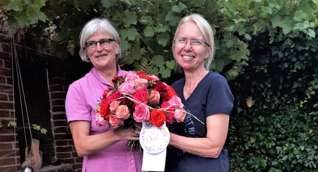 Sigrid Haße (rechts) wurde von Chefin Dagmar Wenner zum 40. Dienstjubiläum beglückwünscht. Foto: Privat