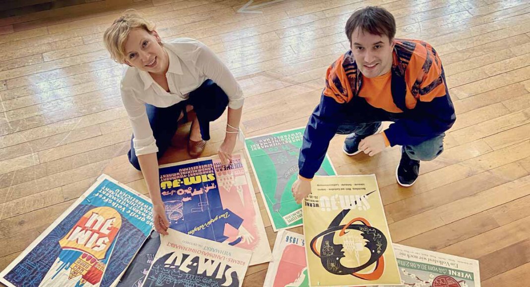 Der Grafiker und Künstler Karl Losch wäre im Dezember 100 Jahre alt geworden. Aus diesem Anlass widmen Werne Marketing und das Stadtmuseum Werne dem früheren Stadtgrafiker ein großes Projekt. Das Foto zeigt Dr. Constanze Döhrer und Christoph Schwartländer mit historischen Kirmes-Plakaten. Foto: Werne Marketing / Nicole Friedrich