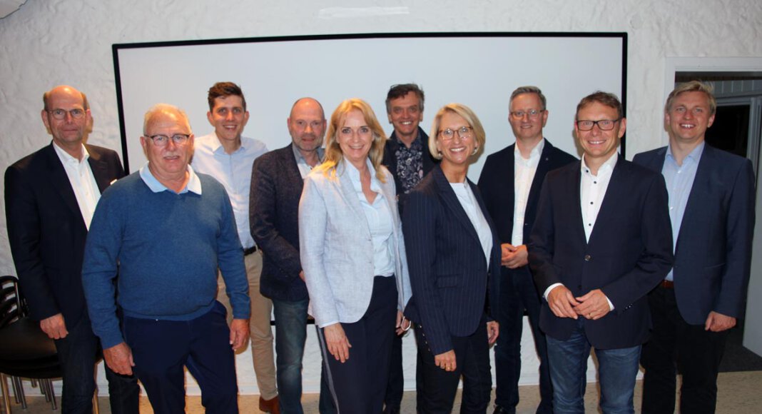 Das Vorstandsteam von „Wir für Werne“ mit Gästen (von links): Martin Abdinghoff, Michael Zurhorst, Tim Wilke, Hubertus Waterhues, Adelheid Hauschopp-Francke, Gerd Walters, Carolin Brautlecht, Matthias Stiller, Bürgermeister Lothar Christ und Lars Werkmeister. Foto: Wagner