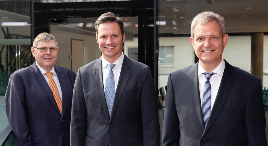 Über die juristische Fusion freuen sich der Vorstandsvorsitzende der Dortmunder Volksbank, Michael Martens (Mitte), sowie die nun ehemaligen Vorstände der Volksbank Kamen-Werne Ralf Schotte (links) und Jürgen Eilert (rechts). Foto: Jan Heinze