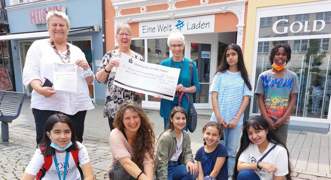 Stephanie Kaltenborn (2. von links) und Annegert Günther überreichten den Spendenscheck an Jugendpflegerin Dagmar Reuter (ganz links), Streetworkerin Katrin Schnieders (unten, 2. von links) und die Jugendgruppe. Foto: Wagner