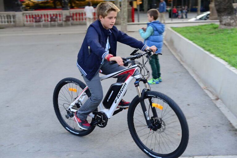 Die Geschwindigkeit bedeutet aber nicht nur für neue „E-Biker“ eine Umstellung, sondern im Straßenverkehr auch ein etwas größeres Risiko. Helmtragen ist zwar keine Pflicht, wird aber dringend empfohlen. Symbolbild: pixabay