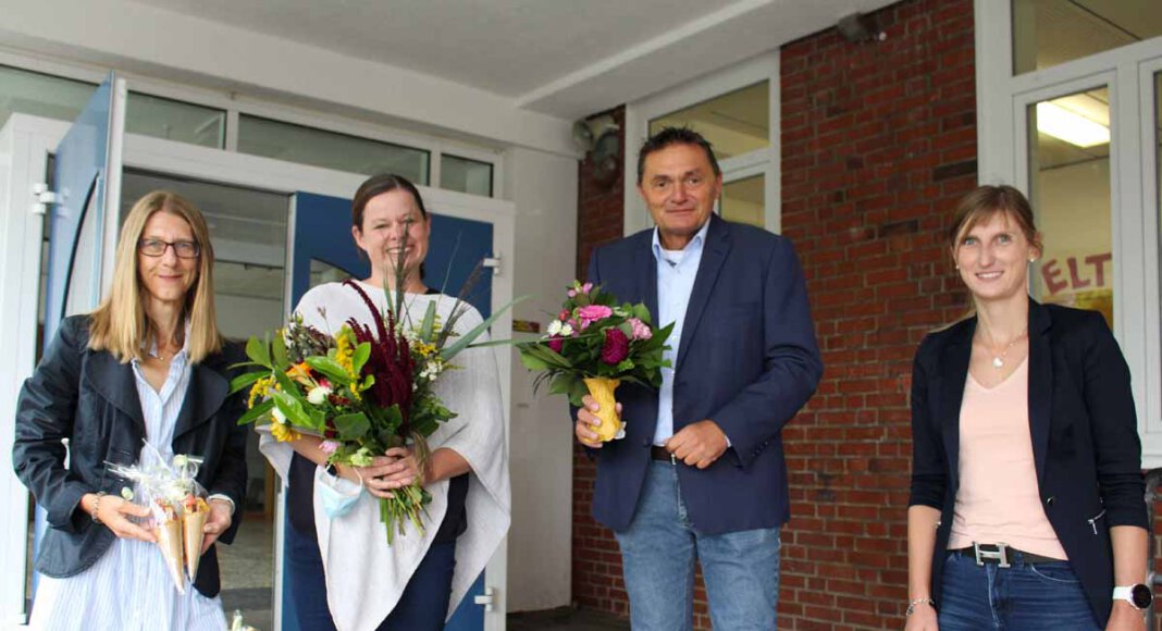 Iris Theil (2.v.l.) ist seit dem 1. August neue Konrektorin des Grundschulverbunds Nordkirchen. Schulleiterin Nicole Zombik (l.), Bürgermeister Dietmar Bergmann und Fachbereichsleiterin Alina Kundt (r.) freuen sich über die Verstärkung an der Grundschule. Foto: Gemeinde Nordkirchen