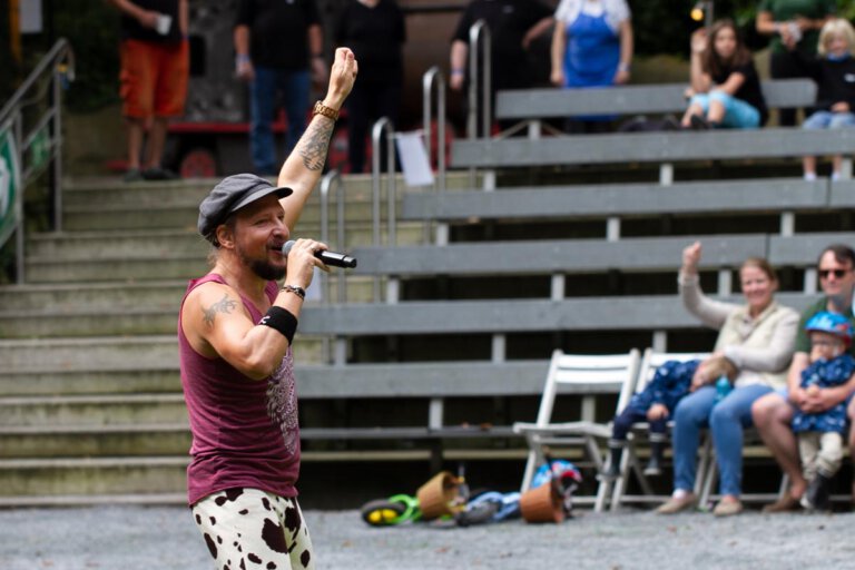 Kindermusiker Maxim Wartenberg gab alles am Sonntag in der nicht gut besuchten Freilichtbühne Werne. Foto: Isabel Schütte