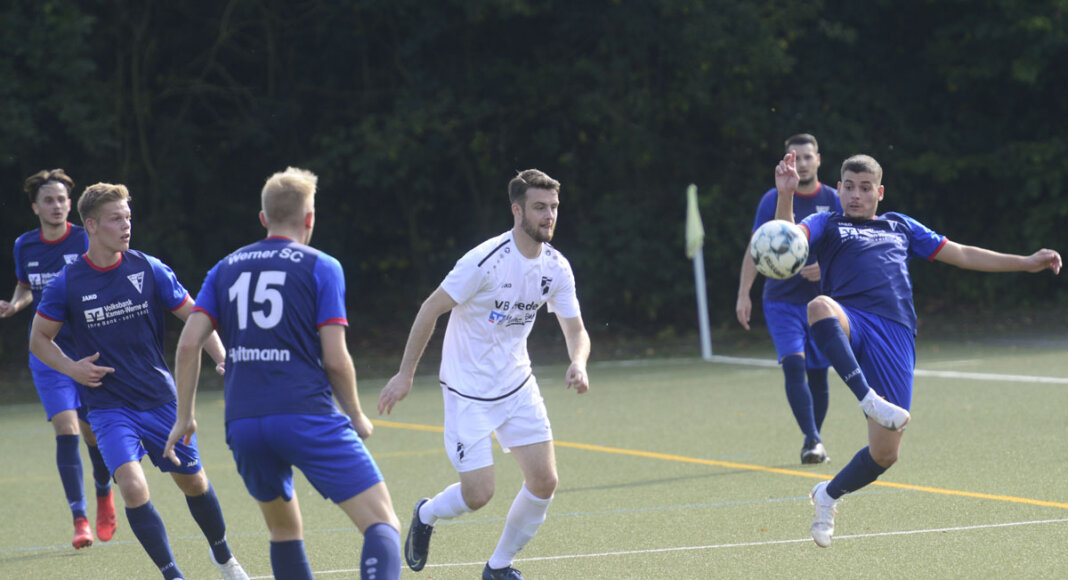 Mit viel Einsatz gingen die Spieler des Werner SC in der Partie gegen Viktoria Heiden zur Sache. Hier ist Colin Lachowitz vor seinem Gegenspieler am Ball. Foto: MSW