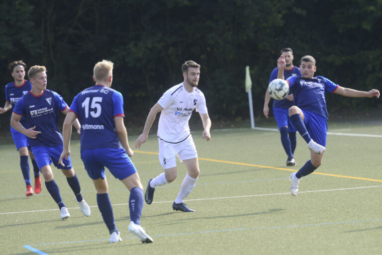 Mit viel Einsatz gingen die Spieler des Werner SC in der Partie gegen Viktoria Heiden zur Sache. Hier ist Colin Lachowitz vor seinem Gegenspieler am Ball. Foto: MSW