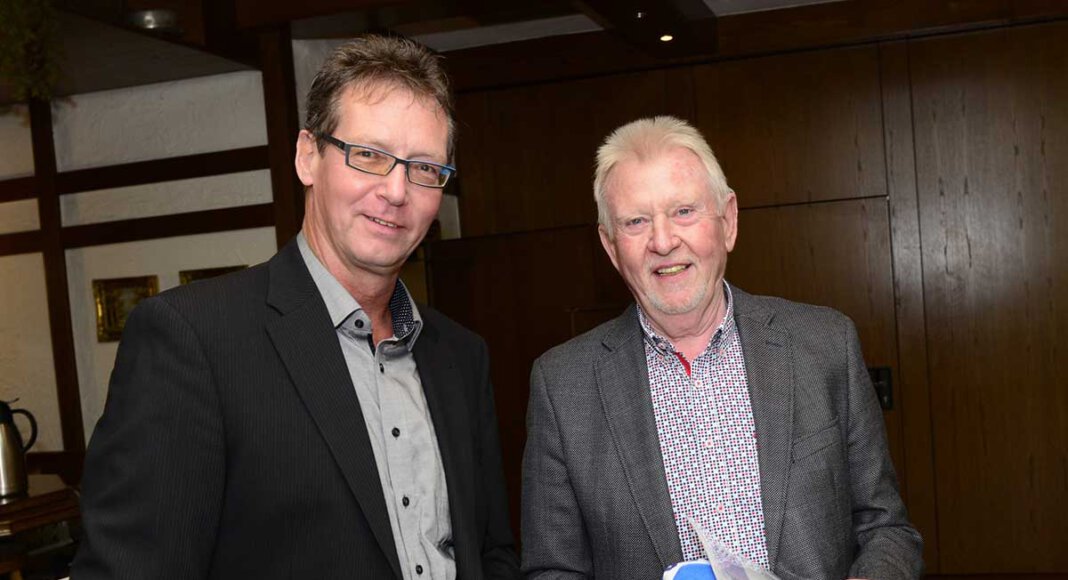 Seit 50 Jahren Vereinsmitglied ist WSC-Ehrenvorsitzender Manfred Prömel (r.). Oliver Grewe überreichte ihm Urkunde, Vereinsnadel und WSC-Badetuch. Foto: Stengl