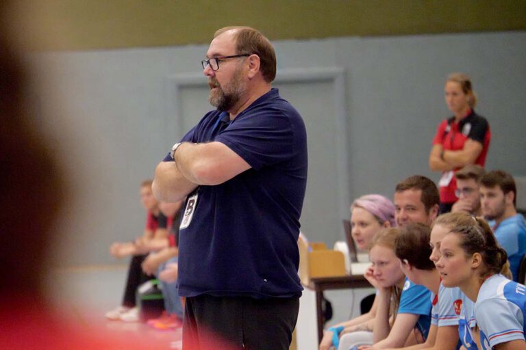 Ingo Wagner feierte gleich einen Sieg mit seiner neuen Mannschaft. Der TV Werne besiegte Soest in der Linderthalle. Foto: Stengl