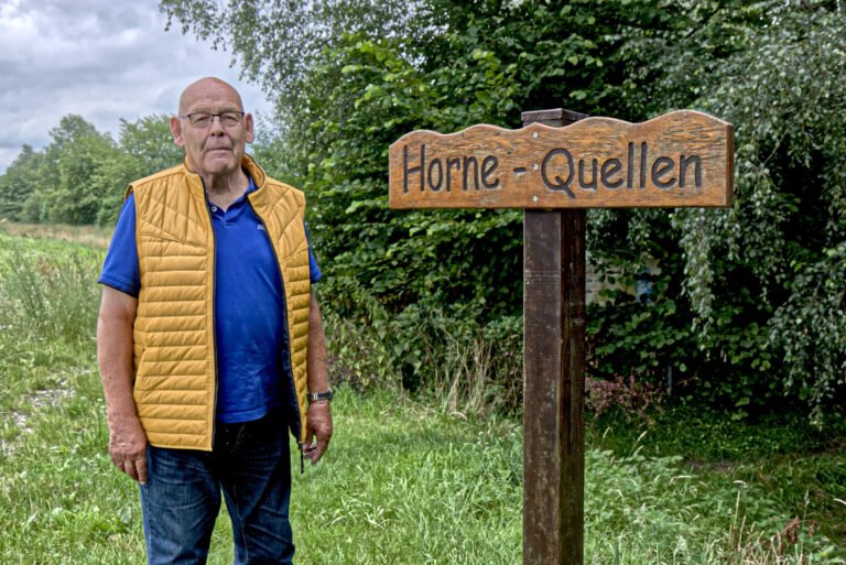 Lambert Feldhaus kennt das „Geheimnis“ der Horne-Quellen und spricht sich für eine entsprechende Informationstafel an der Radwanderer-Raststelle bei Horn aus. Foto: