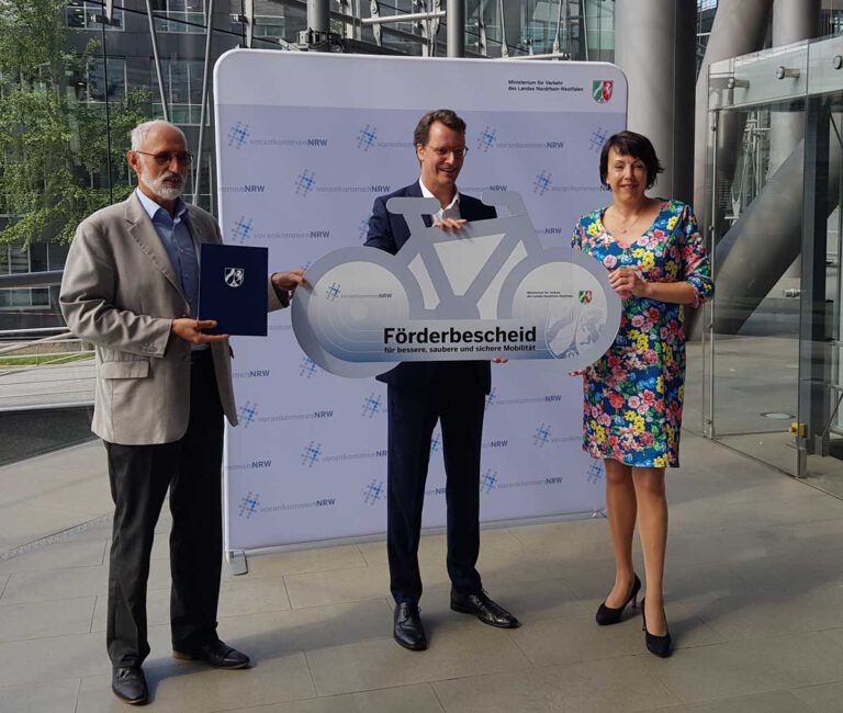 NRW-Verkehrsminister Hendrik Wüst überreichte den Förderbescheid an die Landtagsabgeordnete Susanne Schneider. Foto: Privat