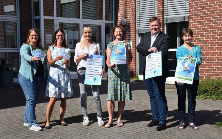 Bürgermeister Thomas Stohldreier (2.v.r.) und Susanne Schütte (3.v.r.) vom Klimaforum Nachhaltiges DAH laden zu den Veranstaltungen der Ascheberger Klimaschutzwoche ein, die vom Klimaforum Nachhaltiges DAH auch gemeinsam mit Sigrun Klemend (3.v.l.) und Elisabeth Hönig (r.) koordiniert und durch Gesche Ahmann (2.v.l.) und Simone Böhnisch (l.) von der Gemeindeverwaltung unterstützt wurde. Foto: Gemeinde Ascheberg
