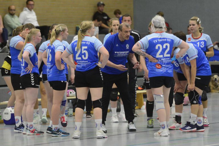 Engagiert coachte Axel Taudien das TV-Damenteam im Spiel gegen TuS Oespel. Foto: Jörg Stengl