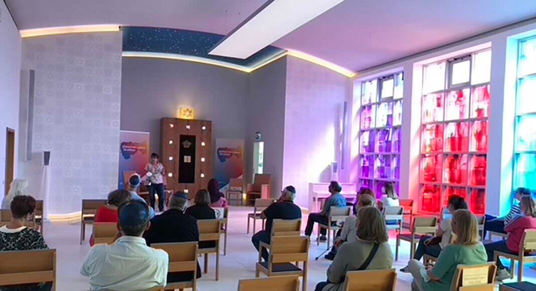 Zum Vortrag in der Synagoge kamen rund 30 Lehr- und Fachkräfte. Foto: KI