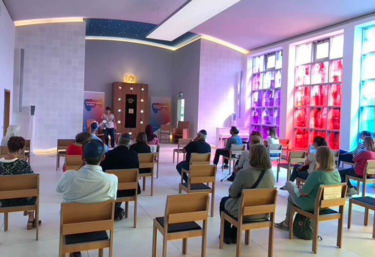 Zum Vortrag in der Synagoge kamen rund 30 Lehr- und Fachkräfte. Foto: KI