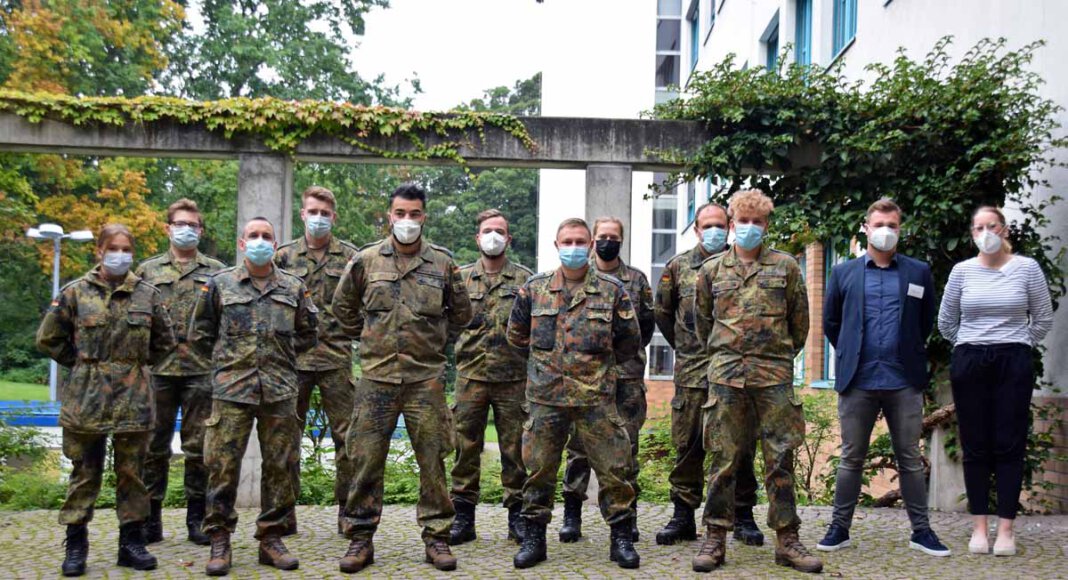 Das Team der Bundeswehr beim Dienstantritt im Gesundheitsamt. Foto: Anita Lehrke – Kreis Unna