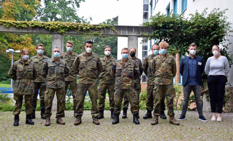 Das Team der Bundeswehr beim Dienstantritt im Gesundheitsamt. Foto: Anita Lehrke – Kreis Unna