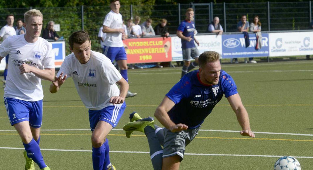 Die entscheidende Szene in der 67. Minute der Landesliga-Partie: Jannik Prinz wird im Gemener Strafraum gelegt. Den Elfmeter verwandelte der Gefoulte anschließend sicher. Foto: Stengl