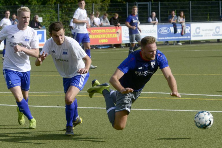 Die entscheidende Szene in der 67. Minute der Landesliga-Partie: Jannik Prinz wird im Gemener Strafraum gelegt. Den Elfmeter verwandelte der Gefoulte anschließend sicher. Foto: Stengl