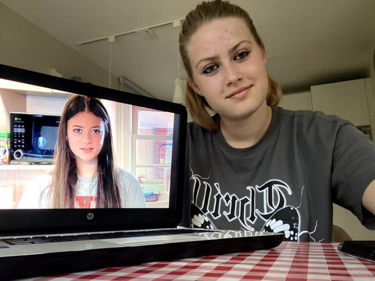 Das deutsch-amerikanische Team mit Anna Krotzek und Patience Whitescarver hat zum Thema „Vacation spots in my country“ gearbeitet. Foto: AFG