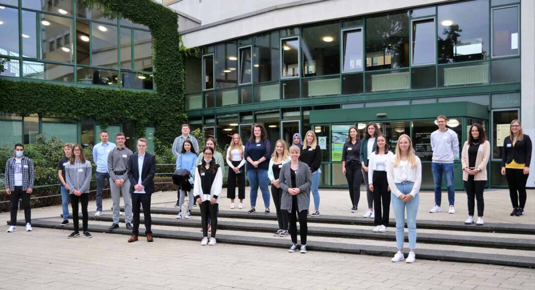 23 der neuen Auszubildenden (Bachelor-Studierende, Verwaltungsfachangestellte, Fachinformatiker und die Erzieherinnen und Erzieher) wurden am Dienstag offiziell im Rathaus begrüßt. Foto: Stadt Lünen