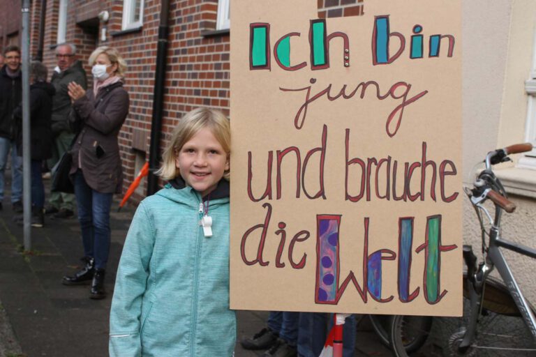 Vor der Ratssitzung demonstrierten die Gegner/innen des Industriegebietes Nordlippestraße Nord vor dem Kolpingsaal. Foto: Isabel Schütte