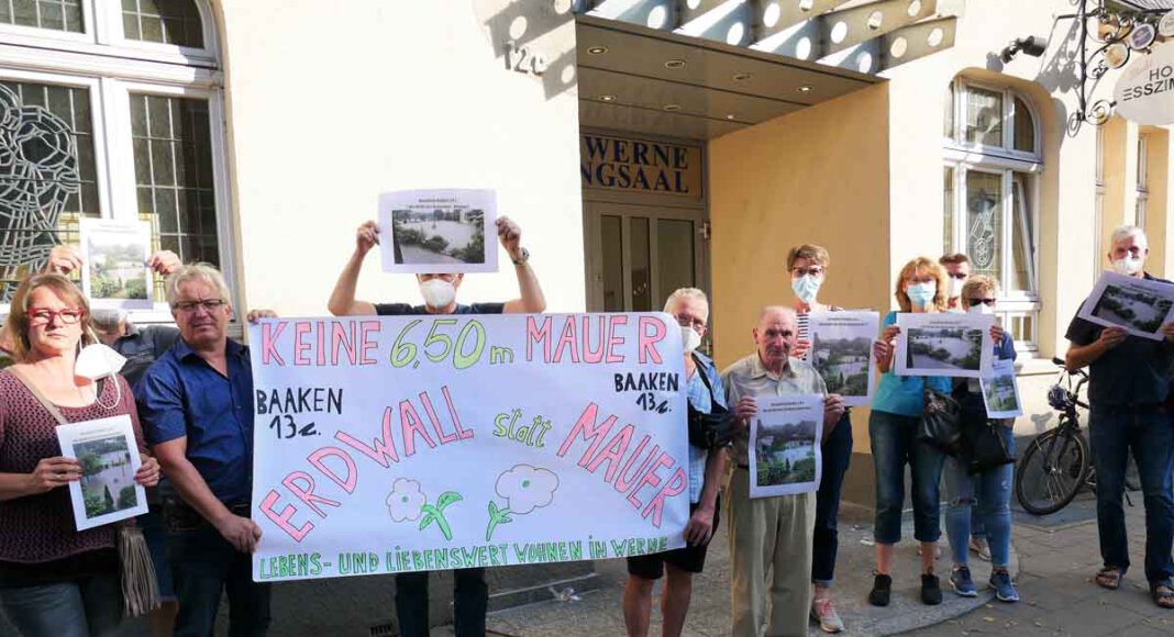 Vor der Sitzung des Ausschusses zeigten Anlieger aus dem Baaken Präsenz. Foto: Gaby Brüggemann