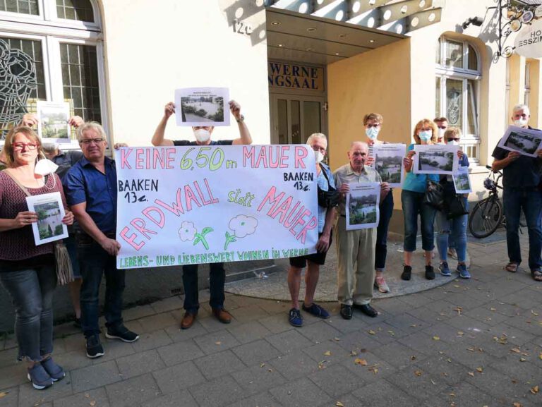 Vor der Sitzung des Ausschusses zeigten Anlieger aus dem Baaken Präsenz. Foto: Gaby Brüggemann