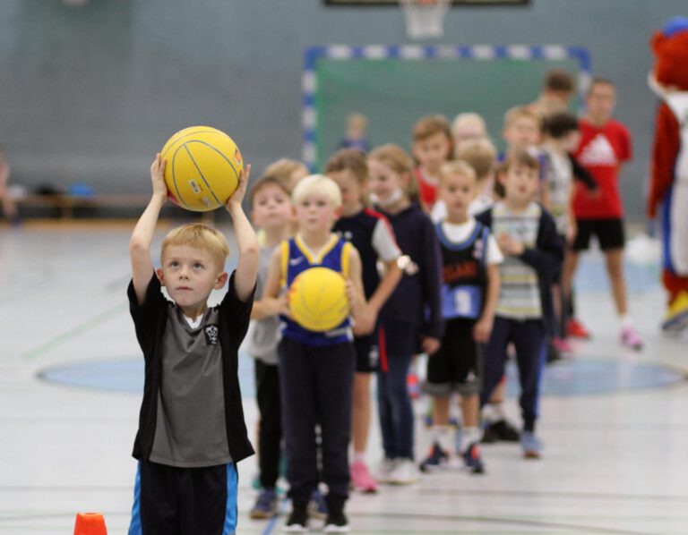 Zahlreiche Basketballkinder wagten bei der Saisoneröffnung der LippeBaskets ihre ersten Würfe und Dribblings. Foto: Wagner