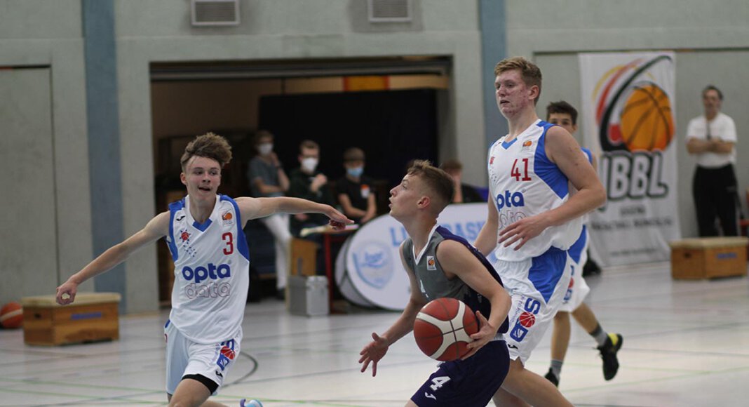Jordan Connor Most (links), Eigengewächs der LippeBaskets, feierte mit den Metropol Youngstars Ruhr einen klaren Erfolg gegen Paderborn. Foto: Wagner