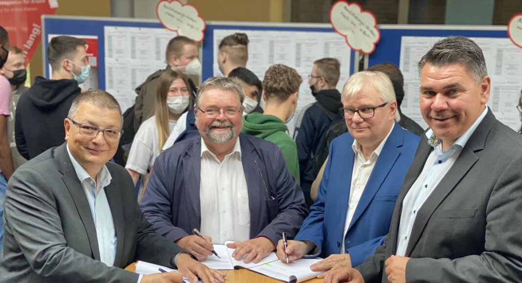 Im Beisein von Landrat Mario Löhr (rechts) unterzeichneten Arbeitsagentur-Chef Thomas Helm (links), Schulleiter Helmut Gravert sowie Jobcenter-Chef Uwe Ringelsiep (2. von rechts) die Kooperationsvereinbarung zur beruflichen Orientierung in Werne. Foto: Katja Mintel/Jobcenter Kreis Unna